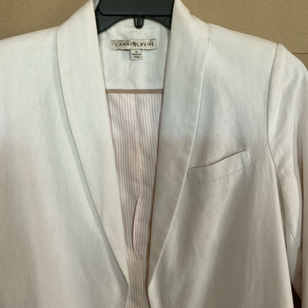 Larry Levine linen blend White Blazer. Size 10 - Picture 4 of 8